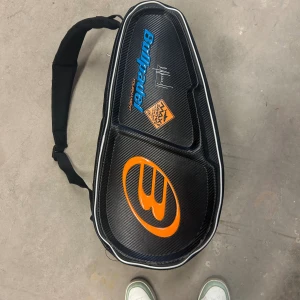 Padel väska  - Bullpadel väska. Säljer då den ej kommer till användning längre. Nypris ca 1100kr. 