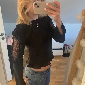 Blus  - Säljer denna superfina svarta vinted blusen från zara i storlek S. Den är endast använd 3 gånger så den är som ny💕