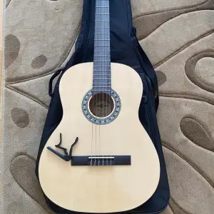 Hej!😁 Säljer min väldigt fina gitarr på grund av att jag inte inte är i behov med att spela den längre. Den köpptes för cirka 1250kr och priset som jag säljer är för 1000kr. Capo och gitarrfodral ingår.