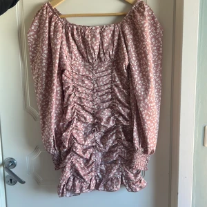 Klänning - Knappt använd klänning super fin!!