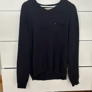 Mörkblå tjock tröja 