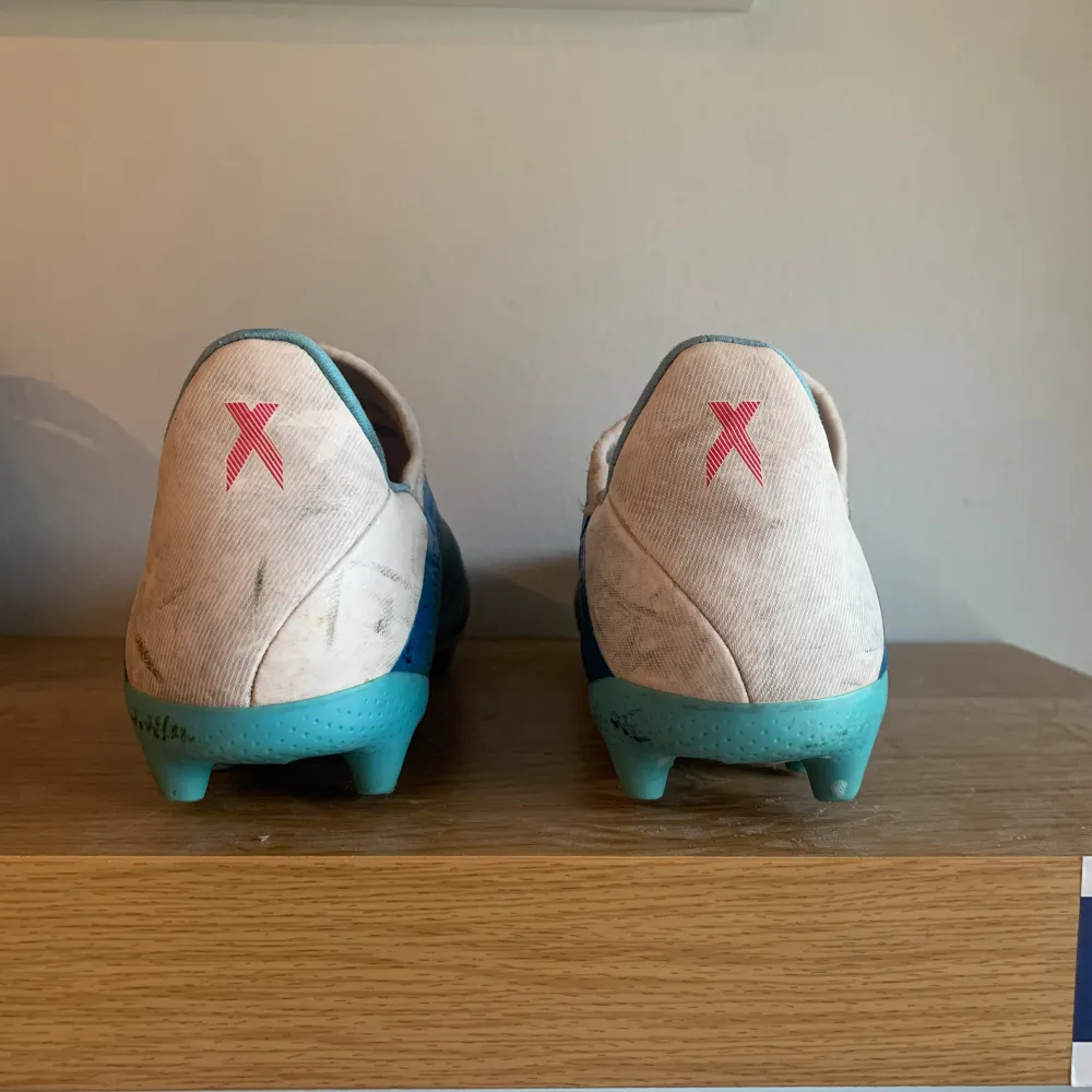 Adidas X i använt skick. Funkar bra trots hål i häl.(syns på bilderna) Säljes billigt pga stora fötter. Skor.