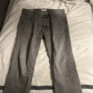 Populära gråa jeans