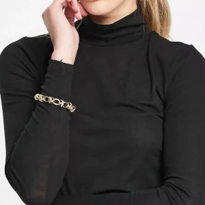 Polotröja - Fin polotröja från vero moda! Säljer då jag insåg att polotröjor är obehagligt att ha runt min hals tyvärr! Super fin och aldrig använd