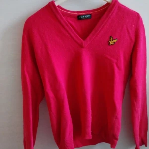 Lyle & Scott tröja  - Fin kvalitet sparsamt använd dock defekt på armen går att sy ihop om man är händig vilket jag inte är. Annars I bra skick och bra kvalitet  Kommer från rök och djur fritt hem St M  Mörk Rosa  Nypris 1200  Vid snabb affär 250 🩷