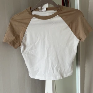 Hm magtröja  - Fin magtröja från hm, använd ett fåtal gånger, kom privat för mer info💓