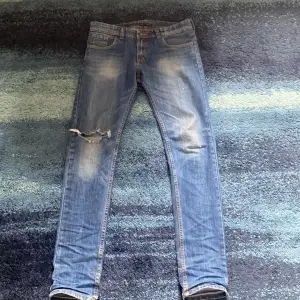 Ett par riktigt snygga nudie jeans i storlek W34 L34. Cond 7/10. Köpta från NK. Skriv gärna till mig om ni har några funderingar✌️👍