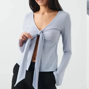Gina tricot tie front - Hej!  säljer denna tie front  long sleeve top från gina tricot.  I färgen ljus blå använd men det är som ny sick