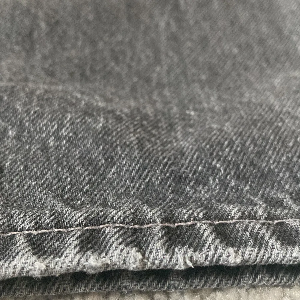 Säljer mina svarta/mörkgrå baggy jeans från Vailent då jag vuxit ur de. De är köpta på Carlings för 700kr.  Skick: 8/10 de är lite slitna längst ner på benen och är lite slitna på sidan av ena låret (se bild 3 och 4). Hör av dig vid frågor! :) . Jeans & Byxor.