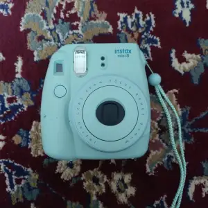 Säljer min Instax mini 8 då den inte har kommit till användning x antal år. Den har problem med inställningarna och har slitage därav priset. Kan inte garantera att den fungerar, då den inte har använts på ett tag, men är 95% säker att den gör det! 🤗