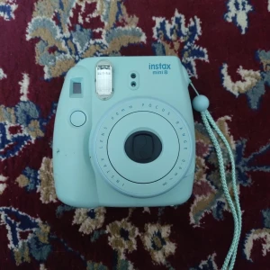 Instax mini 8  - Säljer min Instax mini 8 då den inte har kommit till användning x antal år. Den har problem med inställningarna och har slitage därav priset. Kan inte garantera att den fungerar, då den inte har använts på ett tag, men är 95% säker att den gör det! 🤗