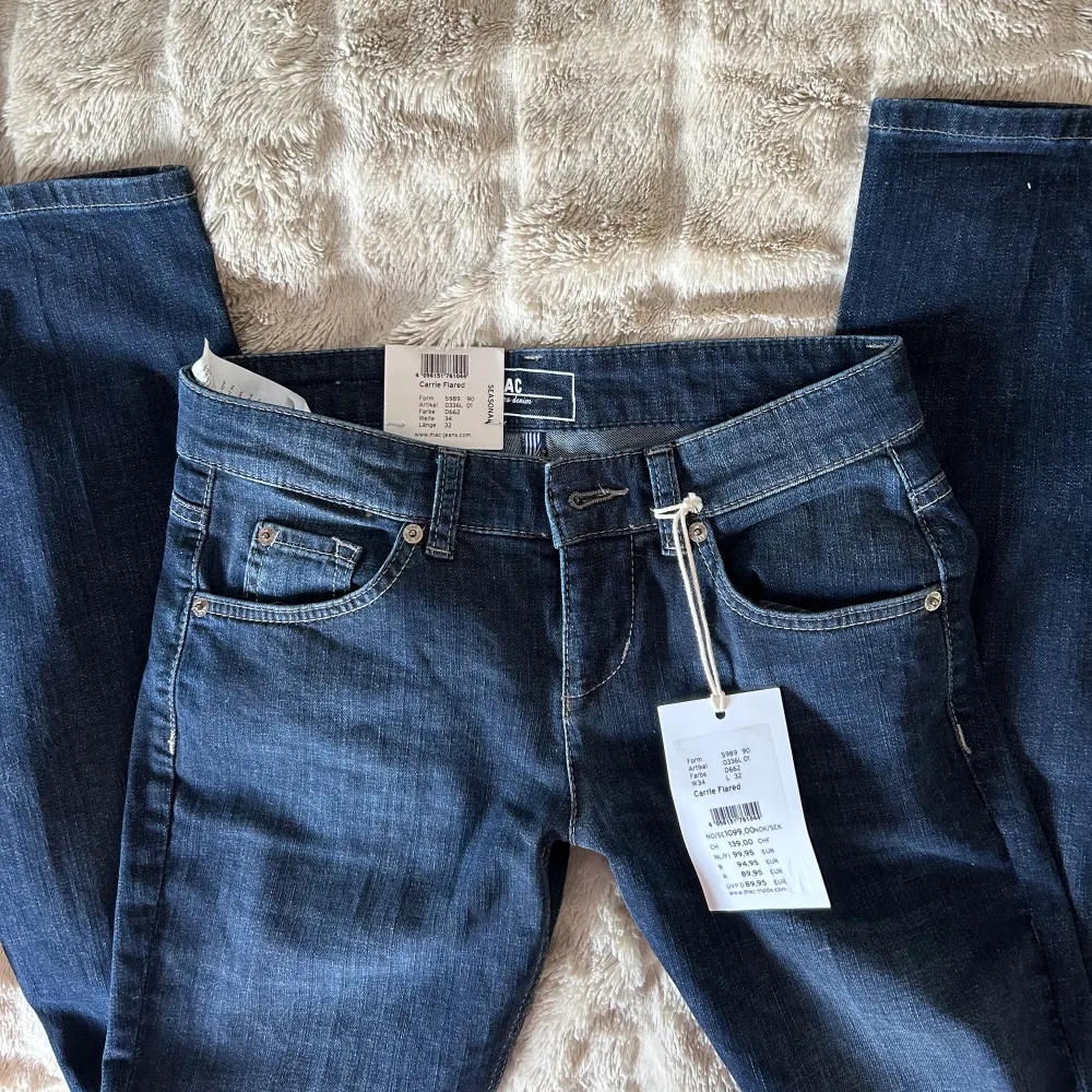 nya lågmidjade jeans med prislapp. Det är bootcut jeans/flared jeans som det står på lappen. Den är i strlk W34 L32, så typ XS, S. Midja: 72cm Höft: 86cm Innerbenslängd: 77cm. Grenhöjden: 20cm. Jag är 162, Passar 160-170cm? priset kan diskuteras💓💓. Jeans & Byxor.