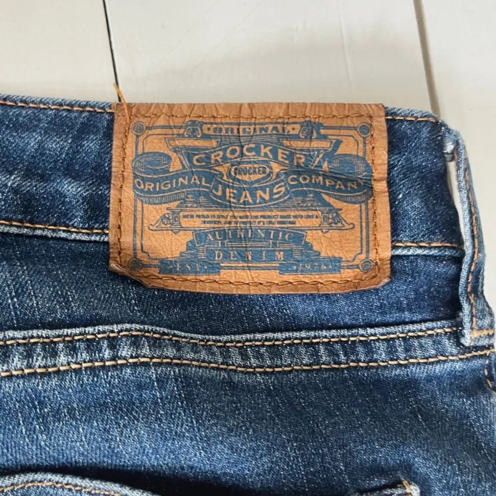 super fina lågmidjade bootcut jeans från crocker, storlek W27 L32. Köp direkt för 200kr🤩🤩💞. Jeans & Byxor.