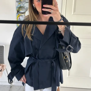 Kort trenchcoat  - Marinblå kort trenchcoat. Passar xs-m💞priset kan diskuteras 