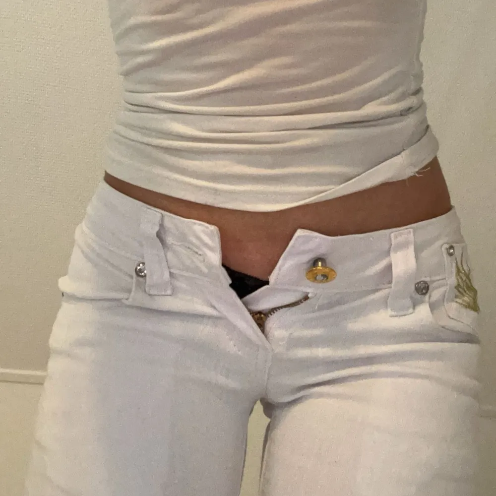 Jätte unika Lågmidjade jeans! Säljer på grund av att de är för små på mig. Jag är 165cm.  Skriv om du är intresserad/ vill ha mått. ☺️. Jeans & Byxor.