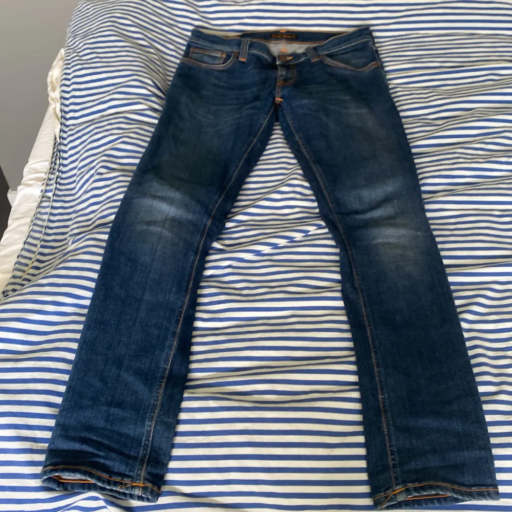 Säljer dom här nudie jeansen jag köpte på Plick då dom var för små för mig. Jeansen är mörkblå och är i storleken W29 L32.. Jeans & Byxor.