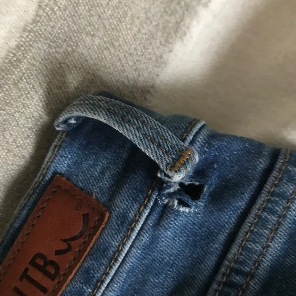 LTB stretch jeans ’Fallon’ strl 24/32 från AboutYou säljes för 350 kr.  Dock har 2 bälteshällor dragits upp och lämnat hål. I övrigt är byxorna i mycket gott skick då de var små redan från början knappt använda/ej tvättade.. Jeans & Byxor.