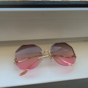 Solglasögon rosa/bruna gradient - Solglasögon som knappt är använda då färgen inte funkade på mig, så i nyskick.