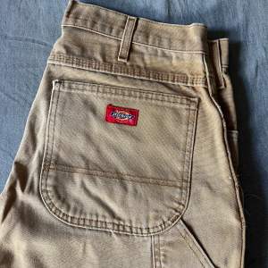 Feta Dickies byxor i storlek 32/30 (pga att dom är avklippta). Fint skick, endast en liten fläck på ena benet som är omärkbart. Skriv privat för fler bilder och information. Priset kan diskuteras vid snabb affär.