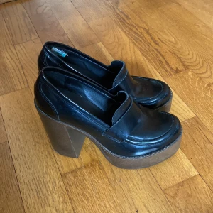 Mary janes - Mary janes liknande skor i strl. 38, passar även storlek 39. Kostade ursprungligen 89,95 euro, då det är ett tyskt märke (ung. 1050 sek). Knappt använt dem då de är för små. Priset går att förhandla. 