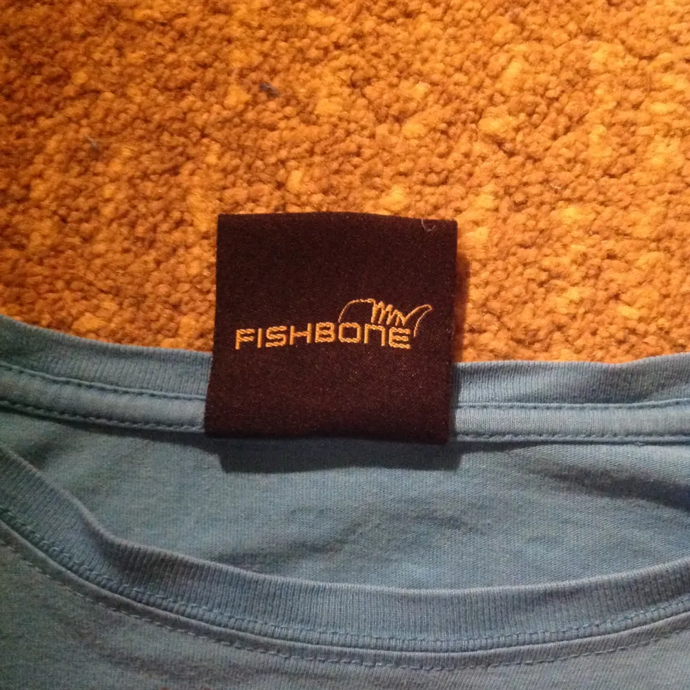Cool fishbone t-shirt i perfekt skick, passar även L fast taggen är medium. Pris går att diskutera. . T-shirts.