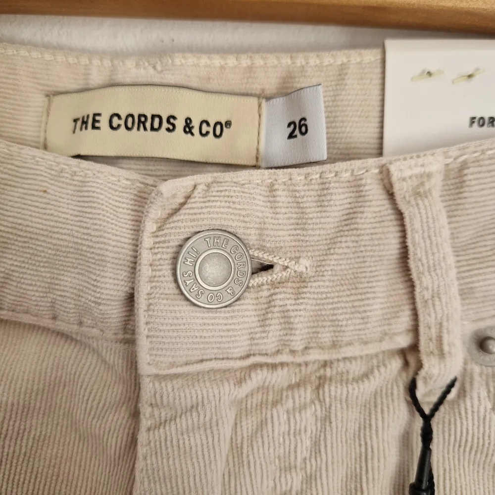 The Cords & Co Ebba High waist tight fit shorts i tunn manchester. 100% bomull.  New with tags Storlek 26 Ord.pris 599 kr. Shorts.