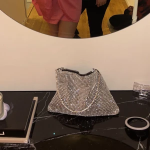 Väska   - Säljer min fina väska där den kommit till användning bara en gång helt ny inga skador perfekt till fester  