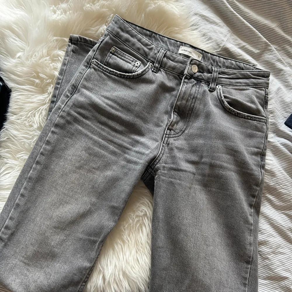 Gråa jeans från zara i storlek 36 som sitter midrise❤️‍🔥❤️‍🔥. Jeans & Byxor.