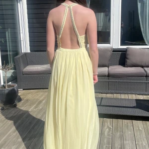 Balklänning  - Gul lång balklänning, använd en gång, nyskick 