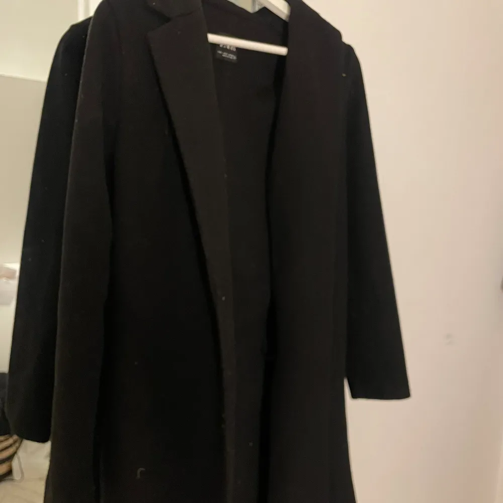 En jättefin svart kappa från zara, köpt för ett år sen och använd fåtal gånger, köpte en ny därav säljer jag. Priset går att diskutera.. Jackor.