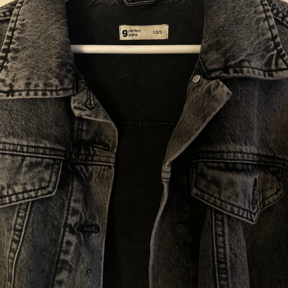 Kort grå jeans jacka från Gina tricot. . Jackor.