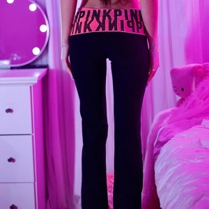 2000s pink foldover byxor - ✰*฿✩‧₊˚ läs gärna köpvillkoren innan köp  - FAST PRIS!!! DISKUTERAS INTE ✰ superfina bootcut foldover yoga pants från pink victoria secret ✰ midja: 35 cm, innerben: 70 cm ✰ inga märkbara defekter, sparsamt använt  ✰ skriv vid frågor💋