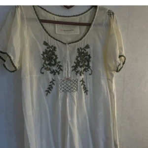 Odd molly blus - Tröja från odd molly som är lite längre, skicka ett meddelande om du ivill ha bild med den på🩷 Storleken är från s-m ungefär