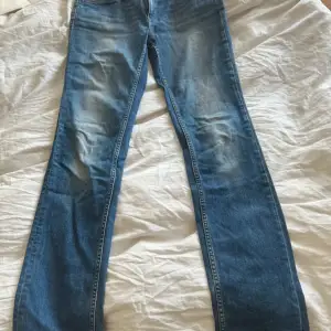 köpte dessa jeans på Vinted men de är tyvärr för stora för mig! Lågmidjade jeans i storlek 28/34 men lite slitningar längst ner men annars bra skick!