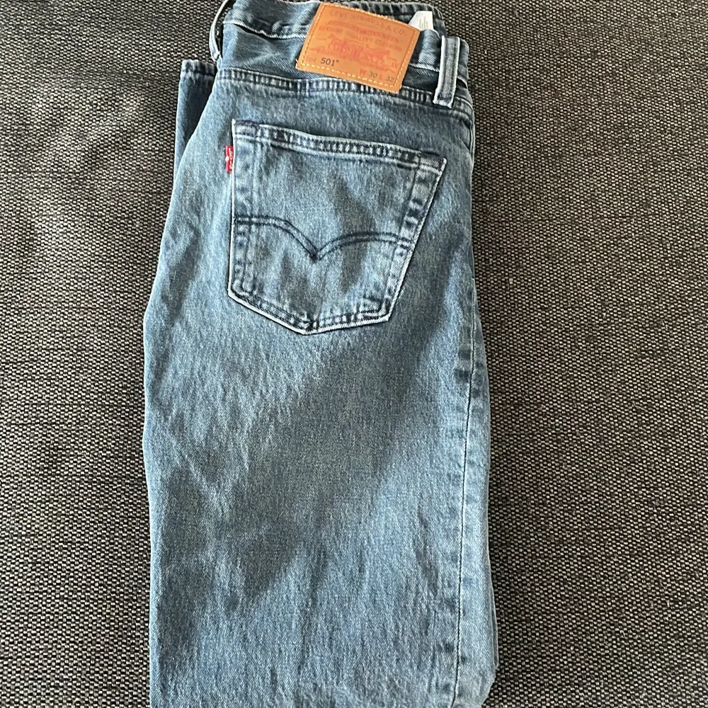 Levis jeans 501 Skick 8/10 Säljs pågrund av för stora Hör av er vid frågor . Jeans & Byxor.