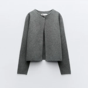 Kofta från zara - En grå populär kofta från zara i strl S men passar även xs! Kostade 400 men säljer för 270kr.