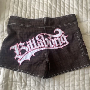 Billabong bad-shorts  - Badshorts från billabong i barnstorlek L, sitter som S! Funkar även bra som vanliga shorts 