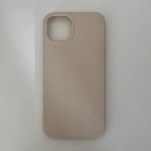 iPhone skal - Super fint beiget iPhone skal till iPhone 13. Skalet är i nyskick och går att diskutera pris! 💕☺️