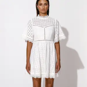 Otroligt snygg vit kort klänning från by malina! Oanvänd och prislappen kvar, slutsåld och nypris 1600. perfekt nu till sommaren ! 🤍🤍🤍🤍