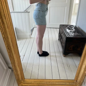 Ljusblå shorts - Fina shorts från Wrangler som inte har några tecken på användning💗Midjan är 26UK, passar den som bär S men kan även passa M Nypris 600kr