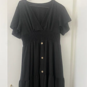 Svart sommar klänning  - Bra skick, aldrig använt den. Skönt material inför sommaren. 