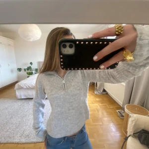 Stickad tröja!! - Säljer denna jättemysiga och fina stickade tröjan med dragkedja ☺️ den är i ett bra skick!