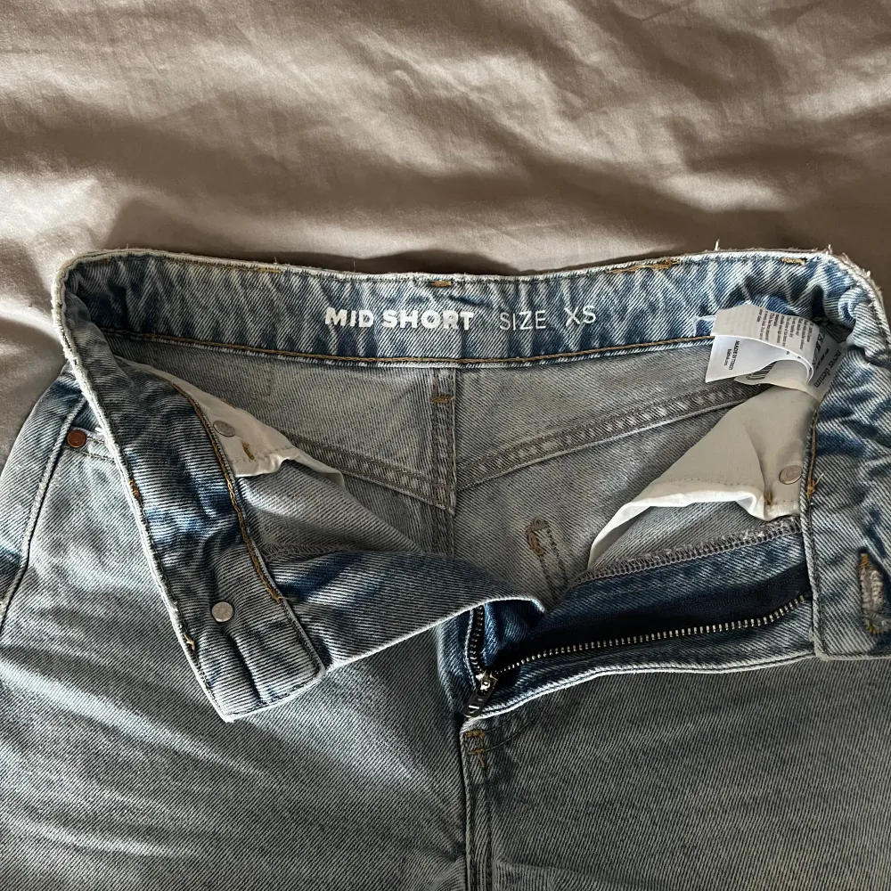 Säljer dessa blåa shorts från bik bok i storlek xs 💗använda 5 ggr. Shorts.