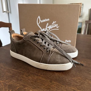 louboutin louis junior orlato - Hej! Säljer mina loubs i färgen olivgrön, riktigt fina skor till sommaren. Allt og följer med Box,Dustbag osv Hör av dig vid frågor. 