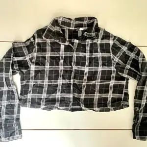 Fin svartrutig skjorta från Divided använd ett fåtal gånger. Djur och rökfritt hem
