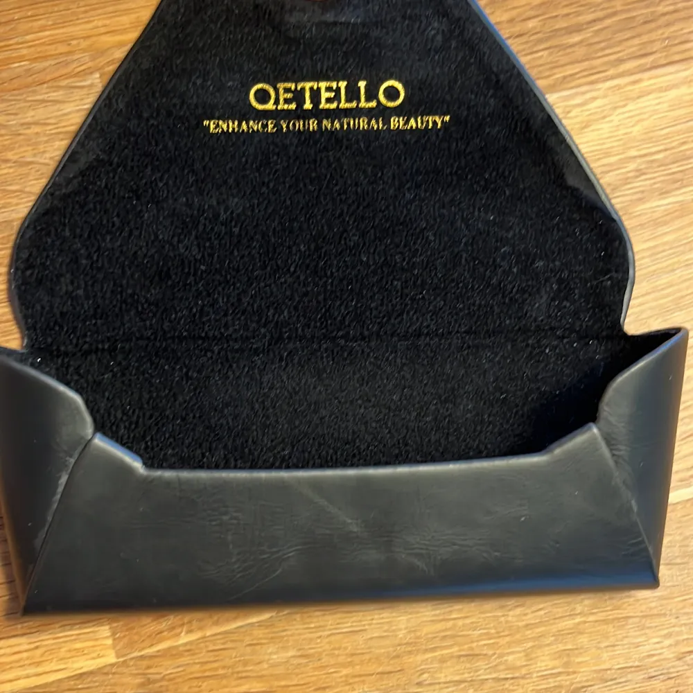 Hej! Säljer dessa gråa solbrillor från Qetello! Köpta för 1250kr💸 och är perfekta för sommaren✅⛱️☀️ modellen heter St. Tropez🕶️! Näst intill oanvända!!! Pris kan diskuteras💰. Accessoarer.