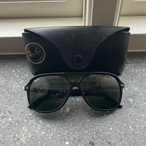 Rayban solglasögon  - Riktigt snygga Rayban solglasögon! Modellen heter Bill, storlek är M. Använda 2 gånger, så skicket är som nytt! Nypris är ca 1500. Köparen står för frakt! Hör av dig för mer frågor eller bilder!