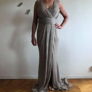 Balklänning - Underbart vacker klänning i silver.  