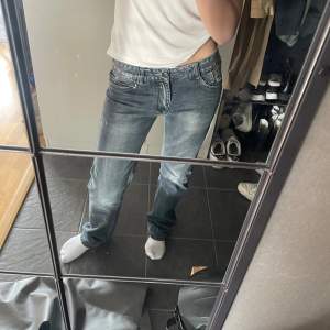 skitnsygga lågmidjade jeans från ’ TTN DENIM ’ . Midjemått : 42 cm och Innerbenslängd : 79 cm🩷 