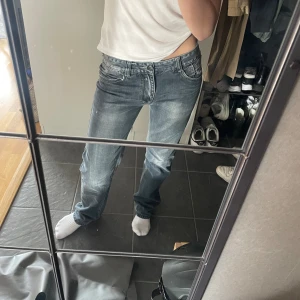Lågmidjade jeans - skitnsygga lågmidjade jeans från ’ TTN DENIM ’ . Midjemått : 42 cm och Innerbenslängd : 79 cm🩷 